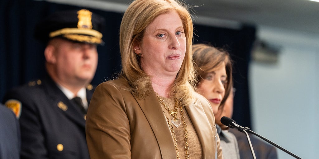 Gracie Mansion Bombing Suspect Flashes ISIS Salute as Feds Unseal Criminal Complaint