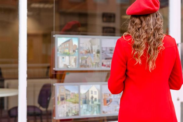 Homebuyers Face Economic Headwinds as ‘Gazundering’ Returns to Market