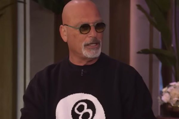 Howie Mandel Confronts Kelly Ripa Over ‘Backhanded’ Age Compliment