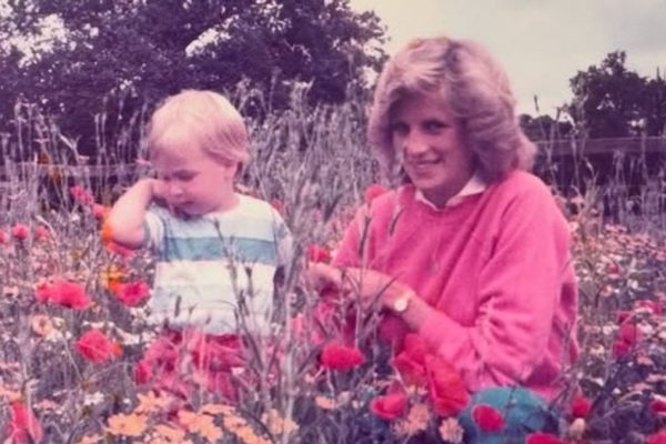 Prince William Shares Never-Before-Seen Photo with Princess Diana in Emotional Mother’s Day Tribute