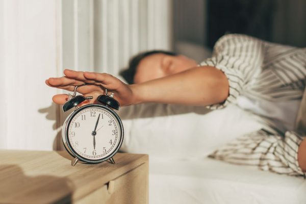 Chronic Sleep Debt Plagues British Adults, Prompting ‘Holiday Reset’ Trend