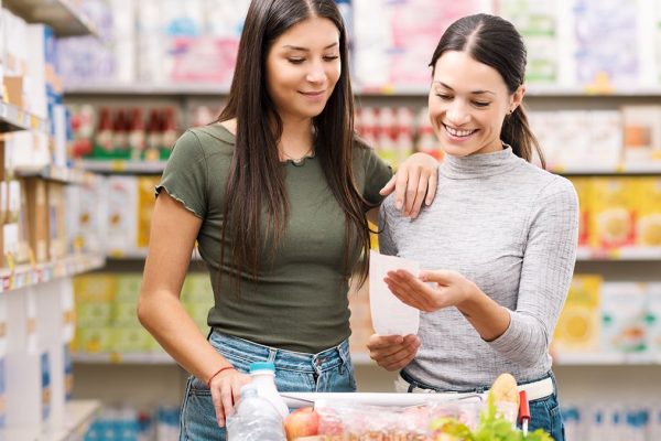 Savvy Shopper Hacks Grocery Bills with Cashback App