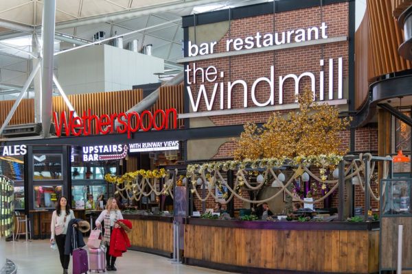 Viral 4am Airport ‘Spoons’ Moment Highlights Deep-Rooted British Travel Traditions